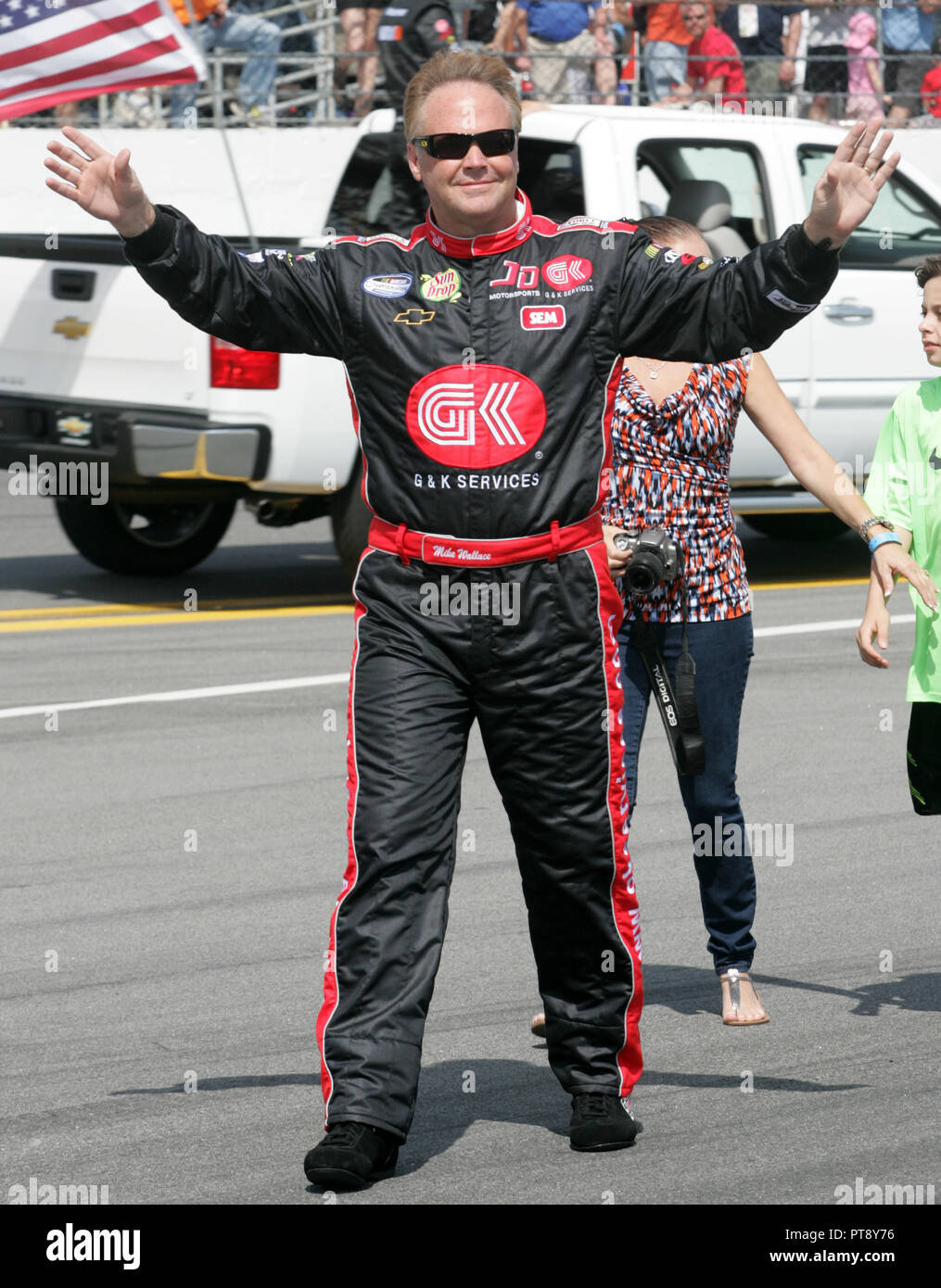 Mike Wallace zu seinem Auto auf grubestraße vor Beginn der NASCAR Nationwide Series Antrieb 4 COPD 300 auf dem Daytona International Speedway in Daytona, Florida am 23. Februar 2013. Stockfoto