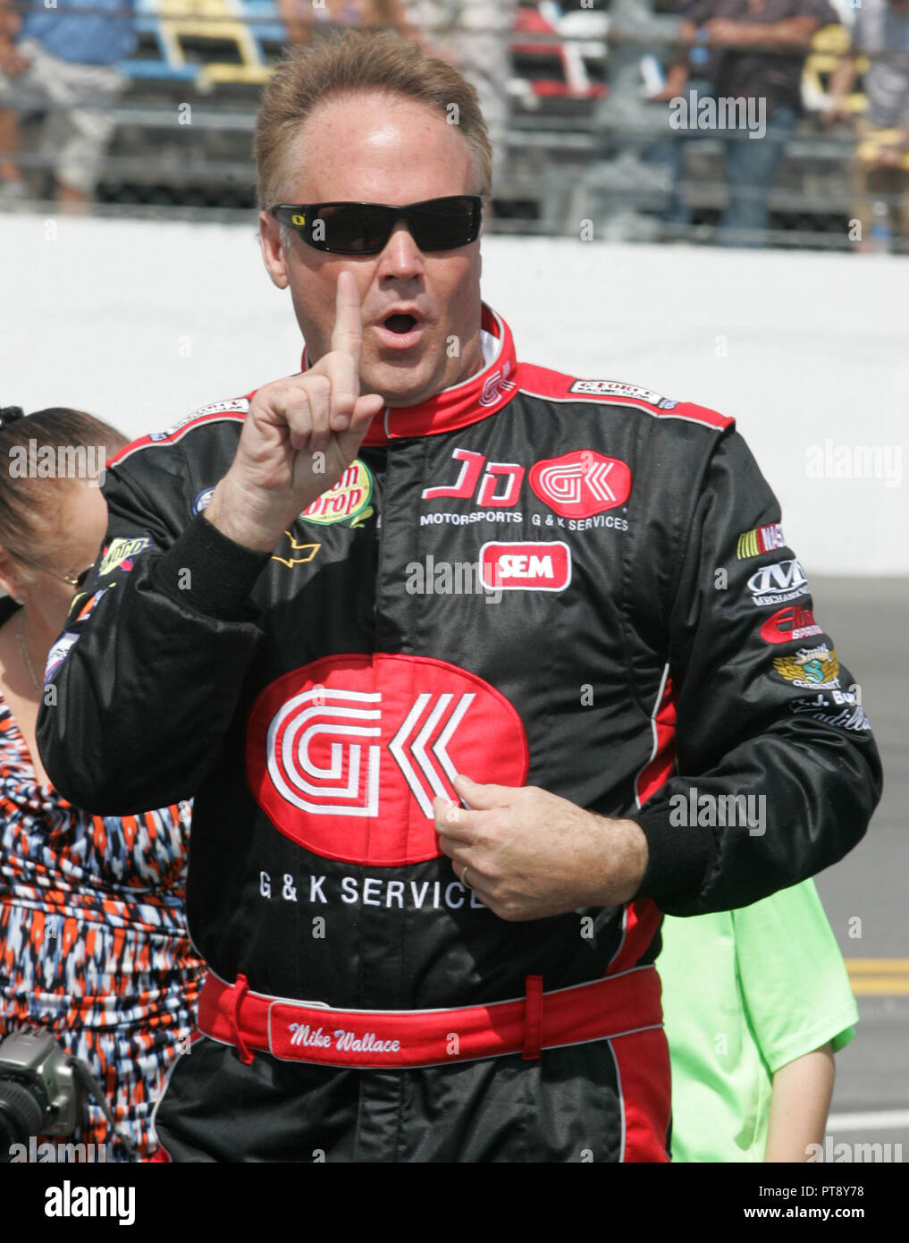 Mike Wallace zu seinem Auto auf grubestraße vor Beginn der NASCAR Nationwide Series Antrieb 4 COPD 300 auf dem Daytona International Speedway in Daytona, Florida am 23. Februar 2013. Stockfoto