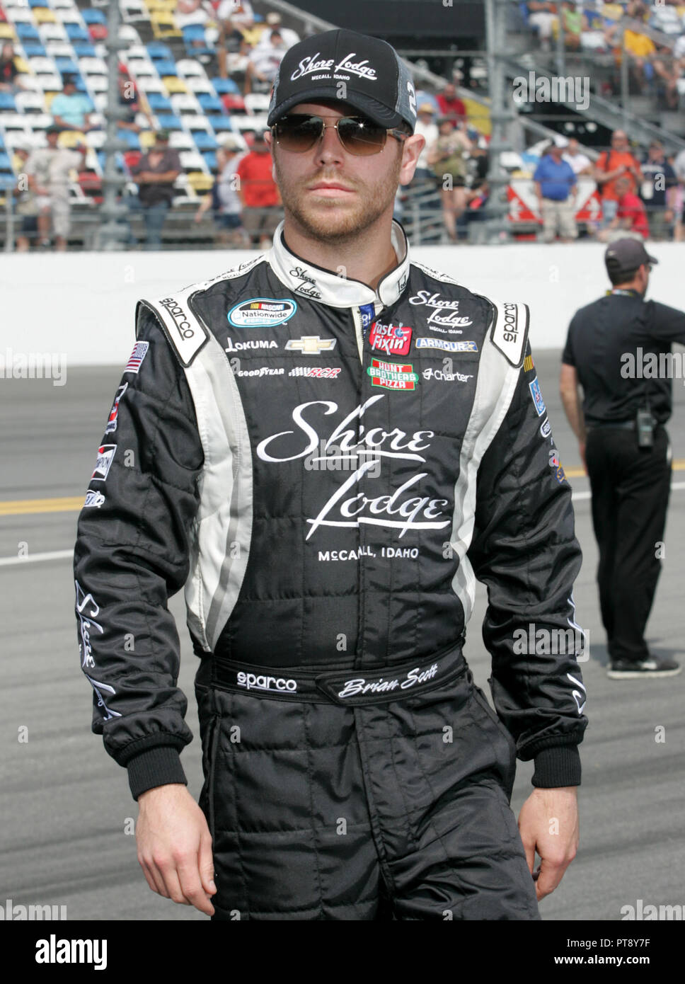 Brian Scott geht zu seinem Auto auf grubestraße vor Beginn der NASCAR Nationwide Series Antrieb 4 COPD 300 auf dem Daytona International Speedway in Daytona, Florida am 23. Februar 2013. Stockfoto