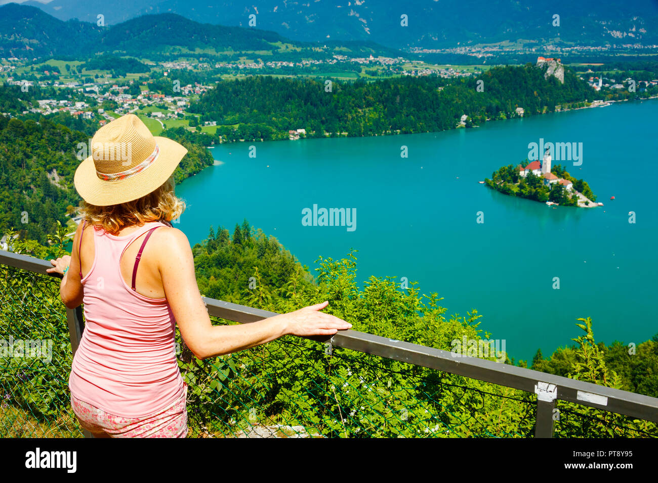 Frau auf der Suche einen See Landschaft von einem Aussichtspunkt. Stockfoto