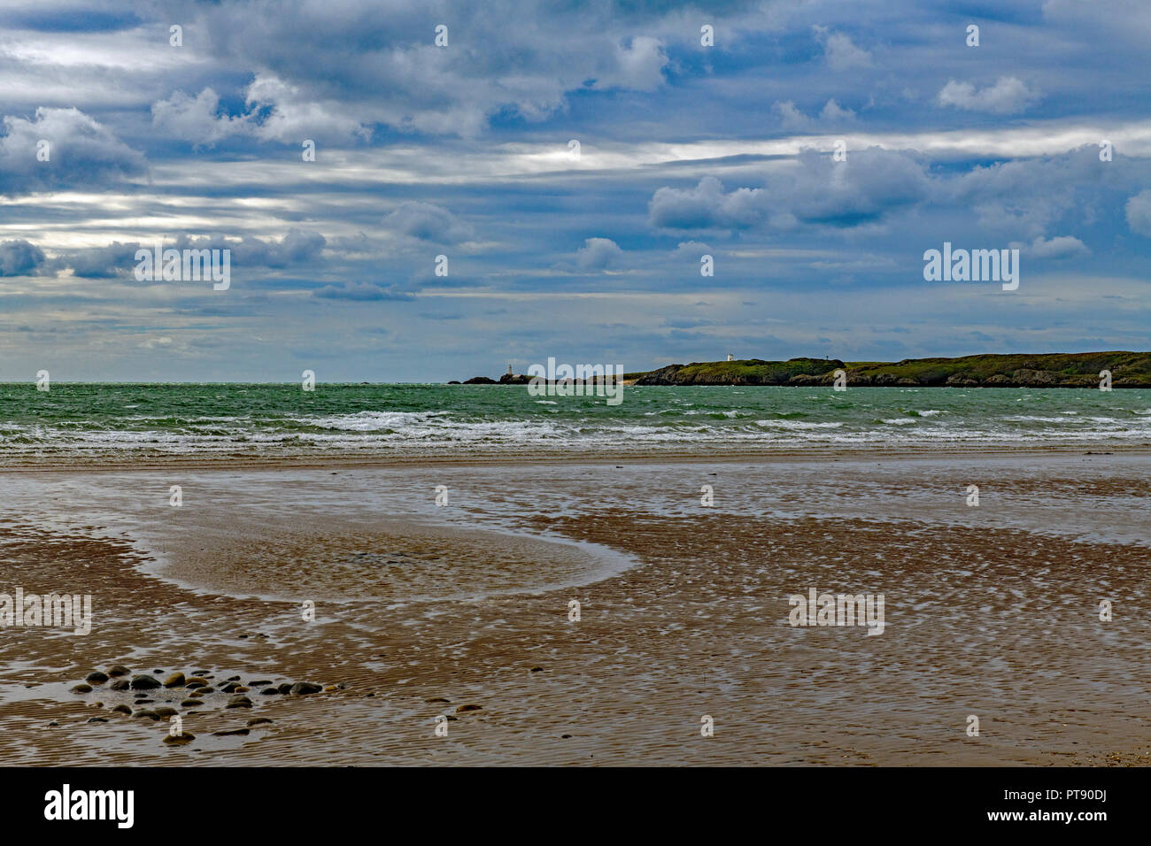 Rhosneigr Strand mit Blick über die Insel Anglesey Llanddwyn Stockfoto