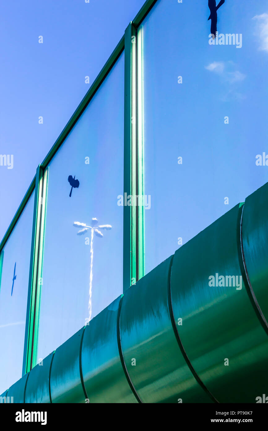 Schallabsorbierende Bildschirme auf der Autobahn. Gestell aus Metall mit Glas gefüllt. Abbildung schwarze Vögel auf dem Glas. Moderne Technologie in Warschau, Polen. Stockfoto