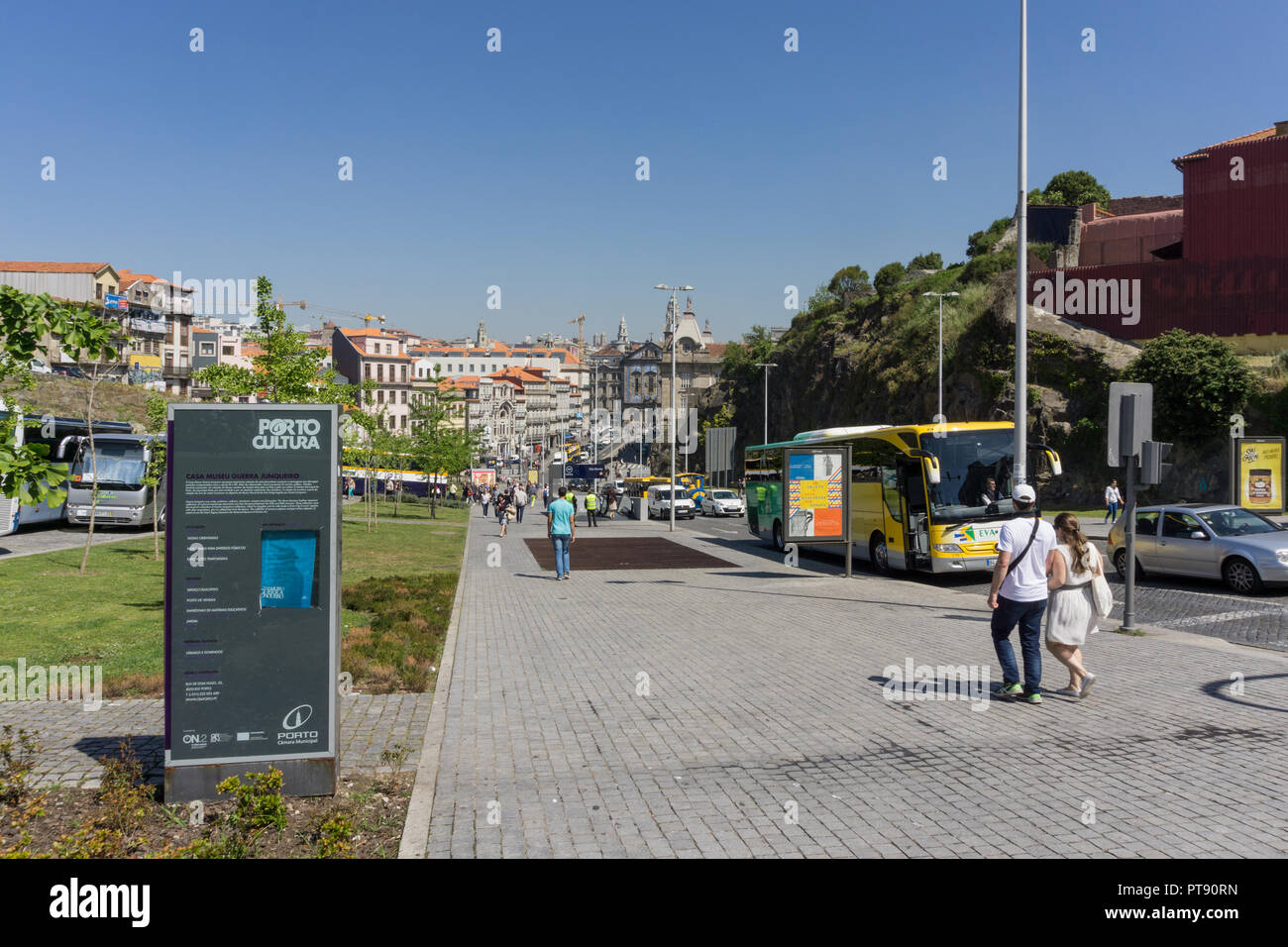 Allgemeine Straße Blick auf das Stadtzentrum von Porto mit ein Zeichen für die kulturelle Viertel nach rechts; Portugal, Europa Stockfoto