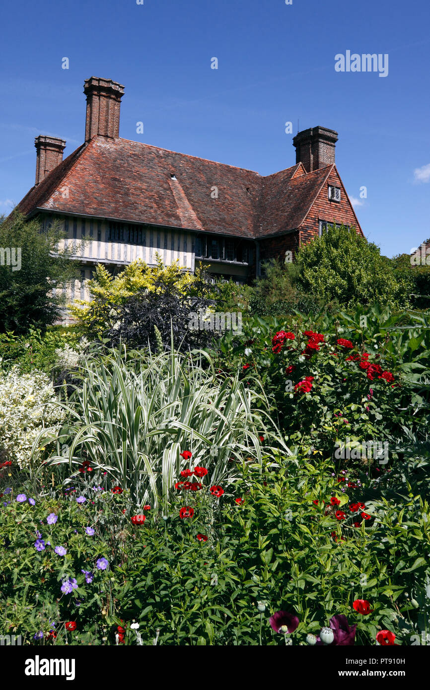 GREAT DIXTER HOUSE UND LANGE GRENZE IM SOMMER Stockfoto