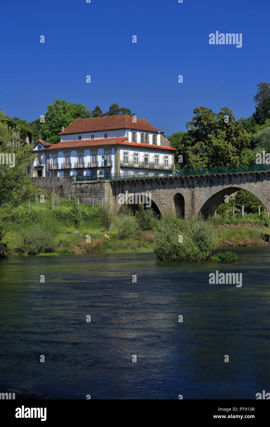 Portugal Region Minho, Ponte da Barca. Römische Brücke über den Fluss Lima - Rio Lima. Stockfoto