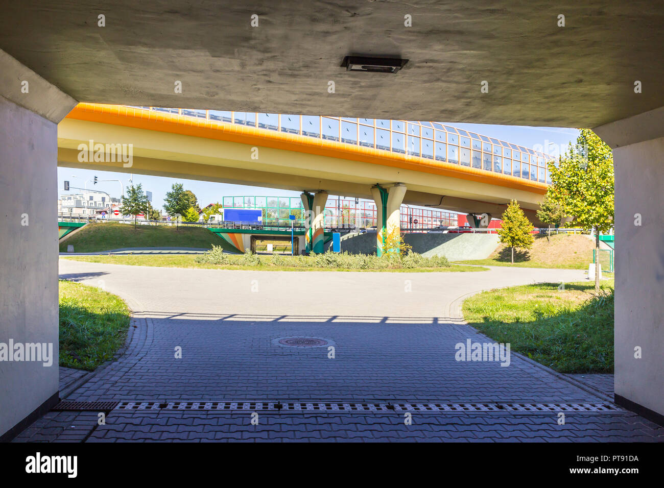 Autobahn, Überführungen und Betonstützen. Schallschluckende Bildschirme sind Metallrahmen mit Glas gefüllt. Blick aus dem Tunnel. Moderne Technologie in Polen. Stockfoto
