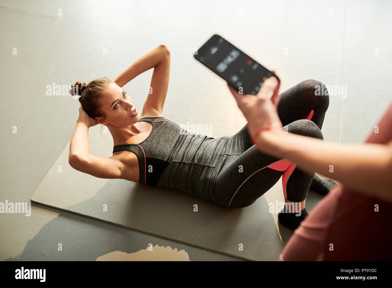 Junge Frau Knirschen tut Stockfoto