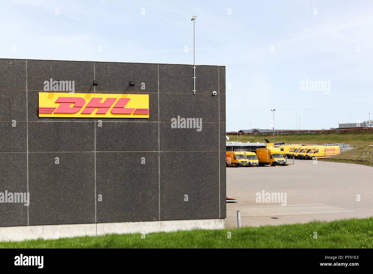 Skanderborg, Dänemark - 22 April, 2018: DHL Lager und Büro. DHL Express ist eine Abteilung des deutschen Logistikunternehmen Deutsche Post Stockfoto
