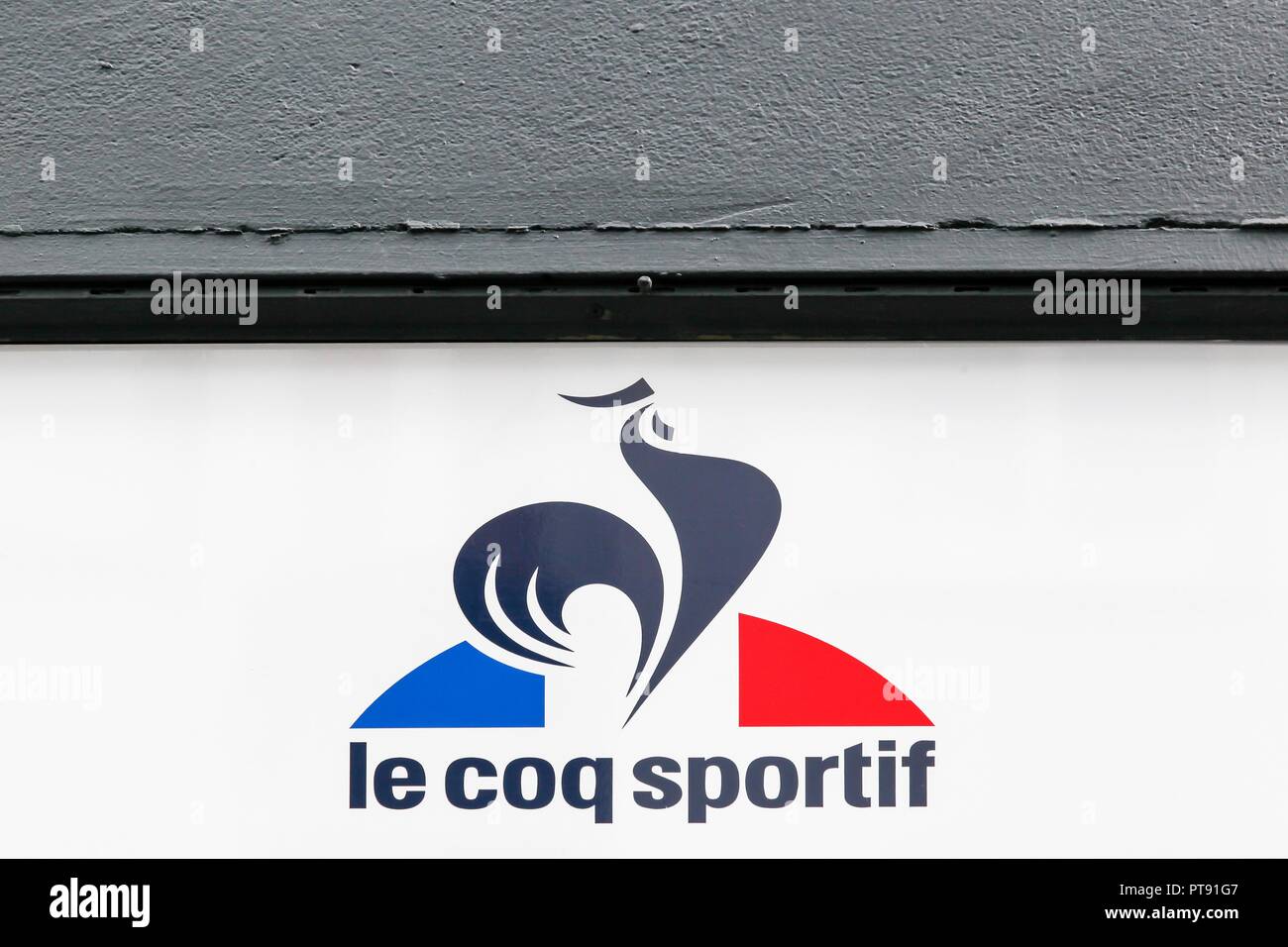 Kopenhagen, Dänemark - 26 August, 2018: Le Coq Sportif Logo auf eine Wand. Le Coq Sportif ist ein französischer Hersteller von Sportschuhen, Sportbekleidung Stockfoto