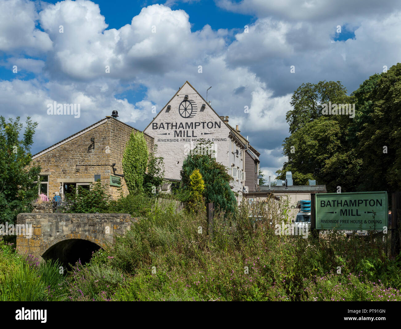 Riverside Blick auf bathampton Mühle, ein Pub und ein Restaurant am Ufer des Flusses Avon, Bathampton, Badewanne, Somerset, England, Großbritannien Stockfoto