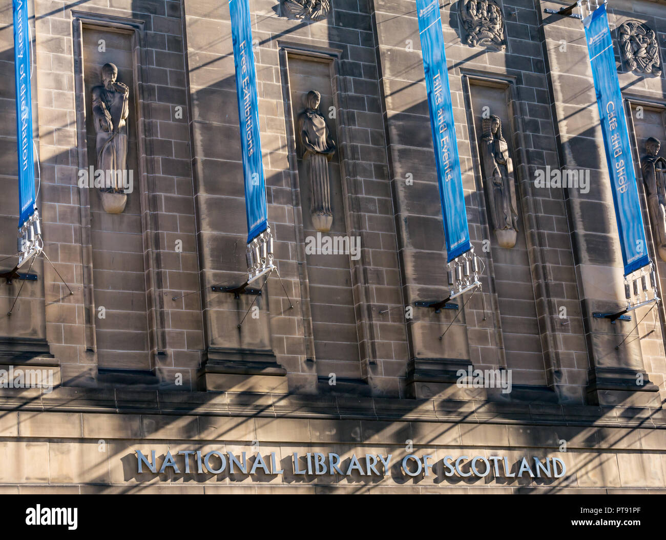 Im Art déco-Stil der 1930er Jahre Nationale Bibliothek von Schottland von Hew Lorimer und Musen in Nischen von Reginald Fairlie, George IV Bridge, Edinburgh, Schottland, Großbritannien Stockfoto