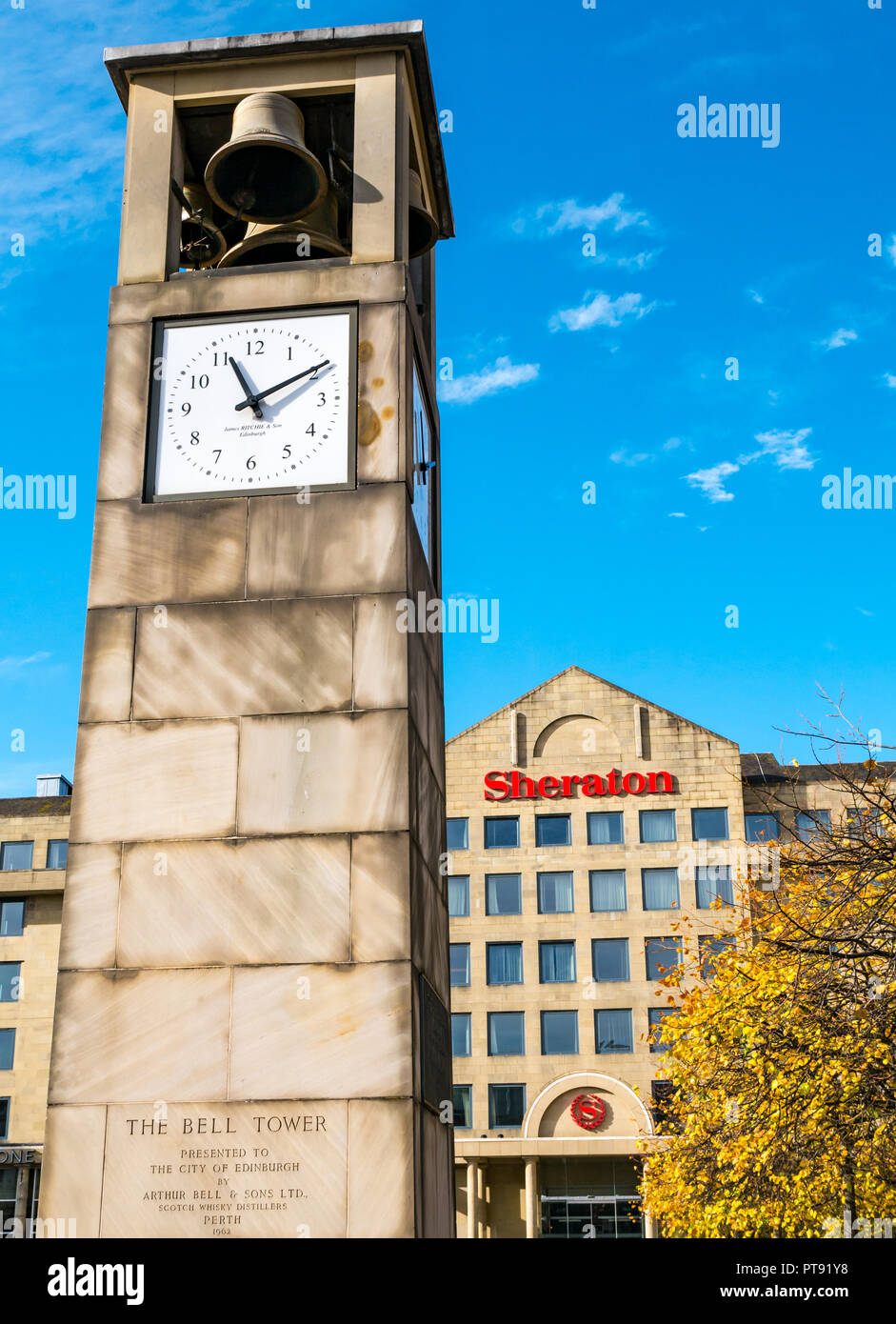 Der Glockenturm und Uhr datiert 1962 und Sheraton Hotel, Festival Square, Edinburgh, Schottland, Großbritannien mit blauem Himmel Stockfoto