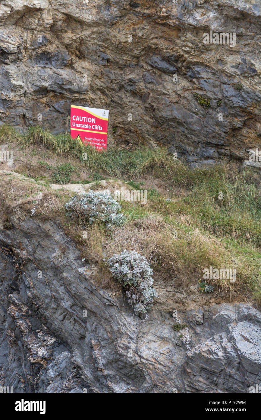 Gefährliche Klippen/Steinschlag Warnzeichen an Newquay, Cornwall. Lose Felsen Konzept. Stockfoto