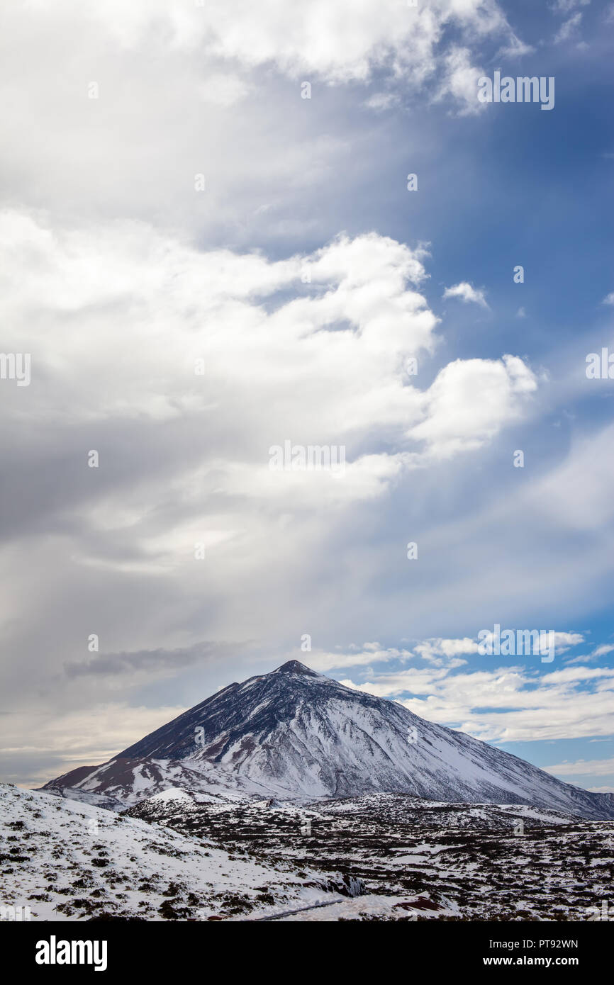Malerische Aussicht auf Schnee Vulkan El Teide im Winter. Natur Landschaft Hintergrund Stockfoto