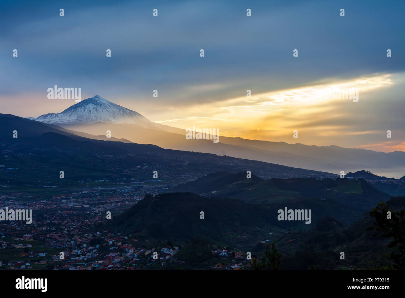 Sonnenuntergang über Teneriffa Landschaft mit Vulkan Pico del Teide im Schnee. Winter auf den Kanarischen Inseln Stockfoto