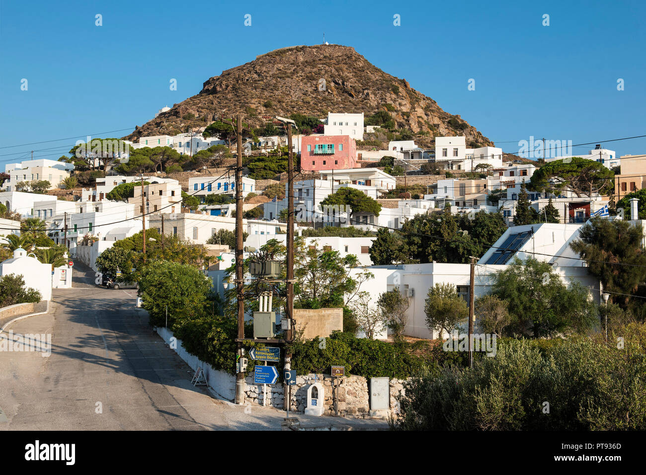 Plaka, die Hauptstadt von Milos, Kykladen, Griechenland. Ein Panorama der wunderschönen Hügel von Plaka mit ihren weißen Häusern. Stockfoto