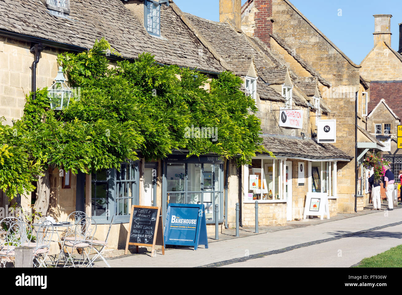 Geschäfte und Restaurants, das Grün, High Street, Broadway, Worcestershire, England, Vereinigtes Königreich Stockfoto