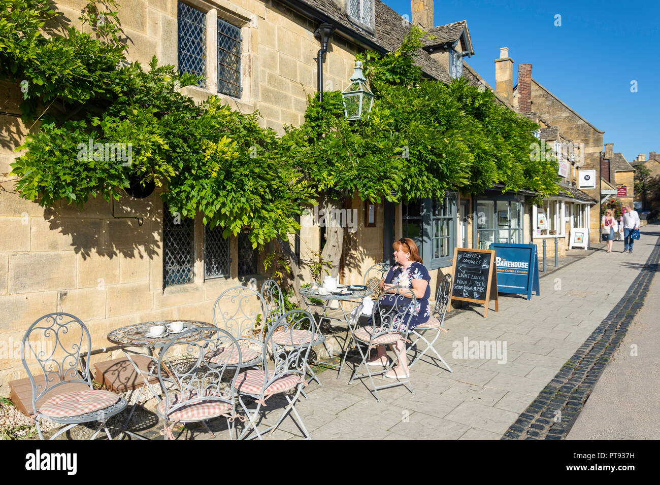 Geschäfte und Restaurants, das Grün, High Street, Broadway, Worcestershire, England, Vereinigtes Königreich Stockfoto