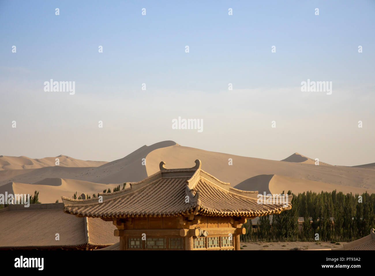 Ansicht der Singenden Sand Mountain Dünen in der Wüste Taklamakan, Shenzhen, China. Stockfoto