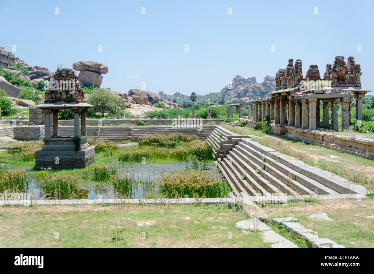 Eine künstlerische Pavillon in der Mitte und einem öffentlichen Saal (Mandapa) für Leute, die sich neben dem pushkarani an Krishnapura, Hampi, Karnataka, Indien zu sitzen Stockfoto