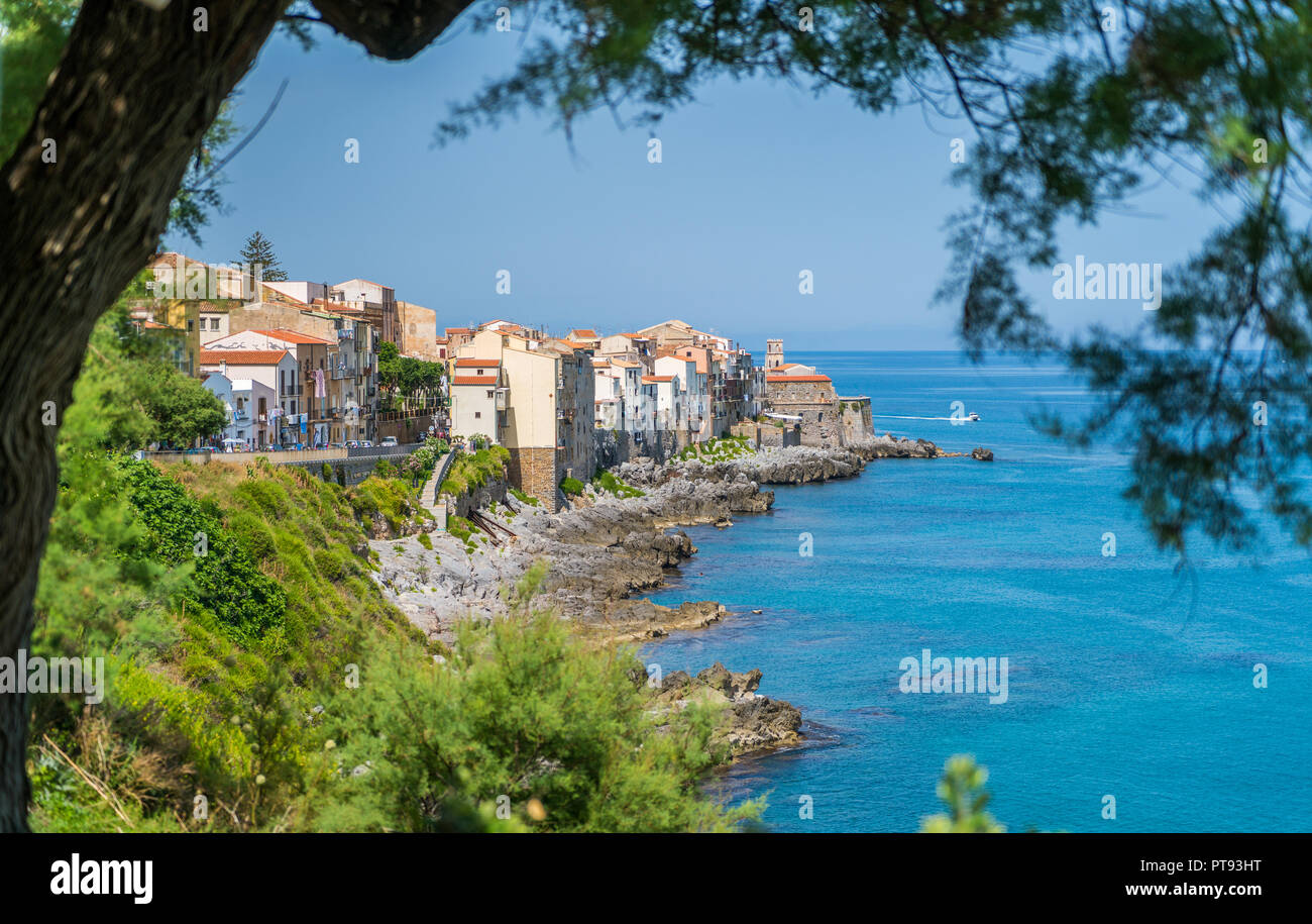 Cefalù Waterfront an einem sonnigen Sommertag. Sizilien, Süditalien. Stockfoto