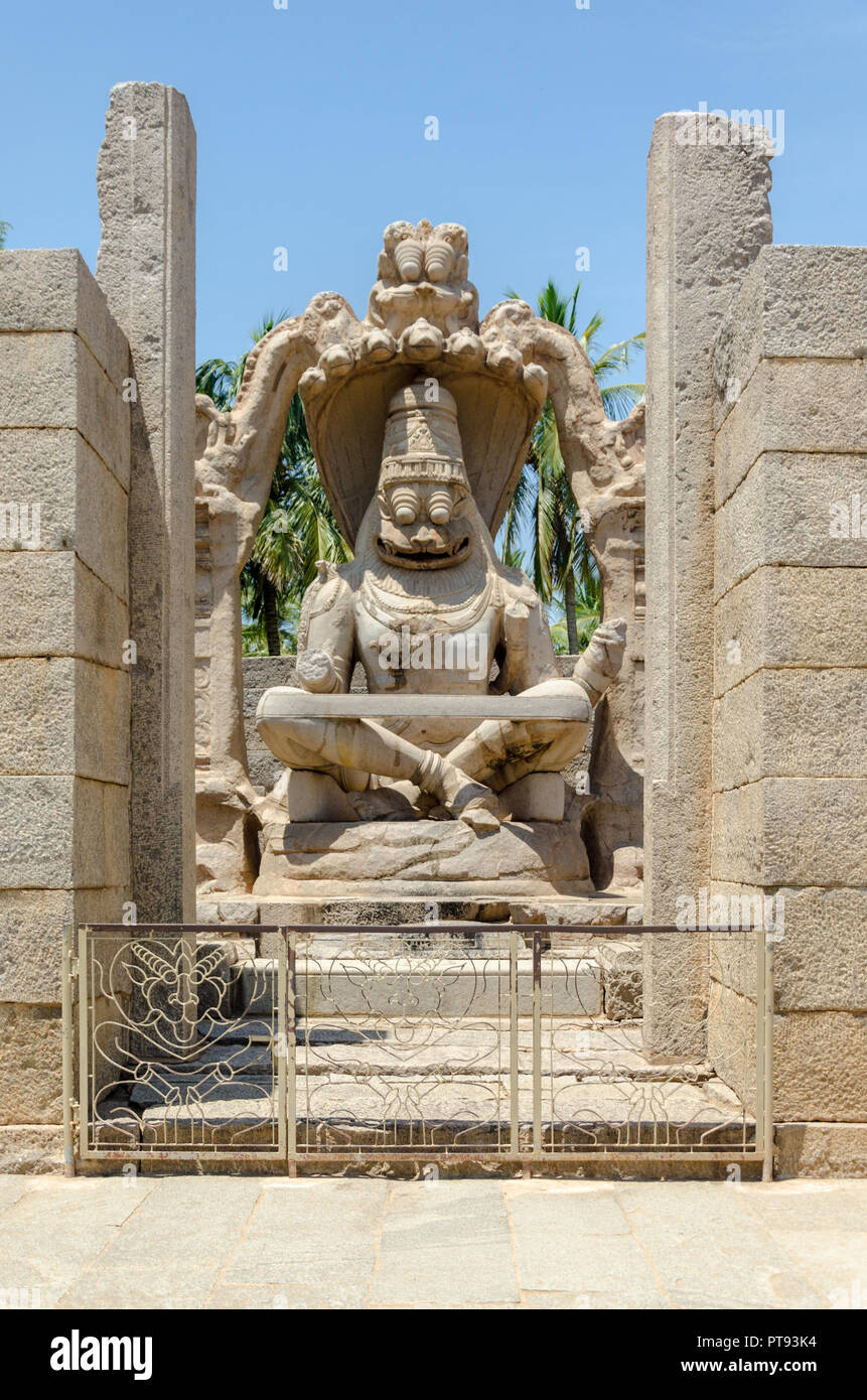 Heftige Yoga - Narasimha Monolith, der Mann - lion Avatar von Vishnu, in Yoga Position bei Hampi, Karnataka, Indien sitzt. Stockfoto