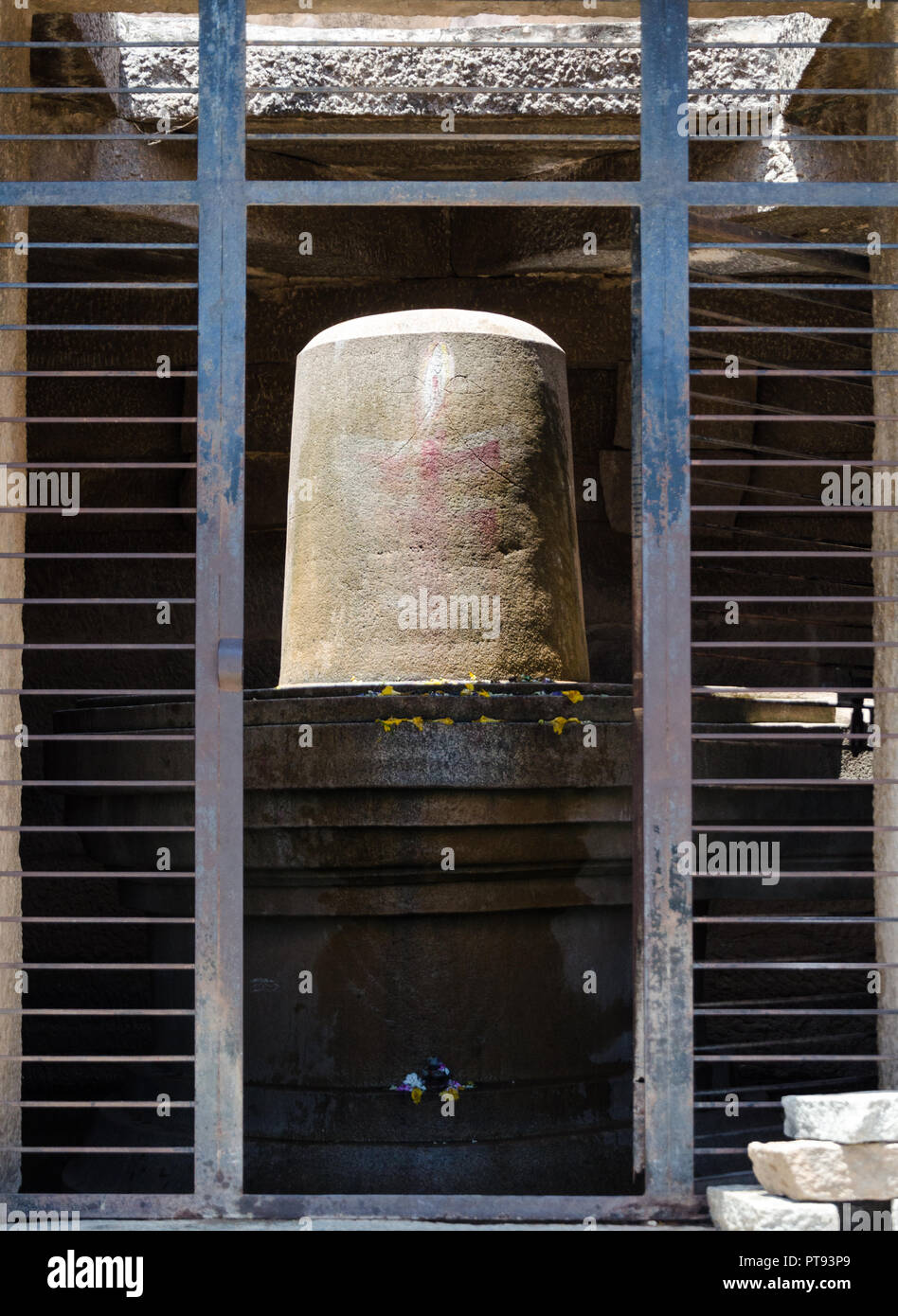 - Badavilinga größten monolithischen Shiva Linga in Hampi, Karnataka, Indien. Stockfoto