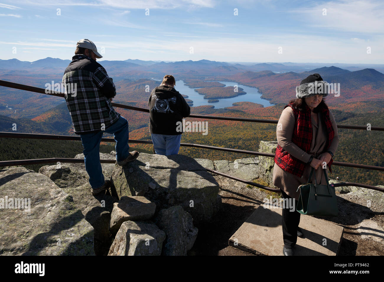 Menschen auf der Summit Trail, Whiteface Mountain, Adirondacks mit Blick auf Lake Placid, New York, USA Stockfoto