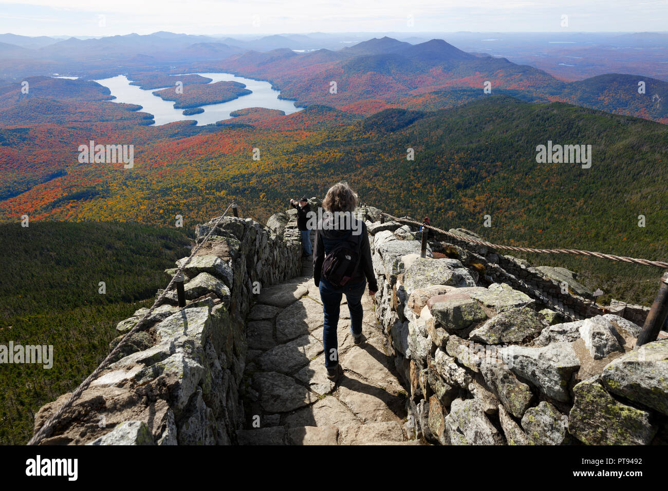 Menschen auf der Summit Trail, Whiteface Mountain mit Blick auf Lake Placid, Adirondacks, New York, USA Stockfoto