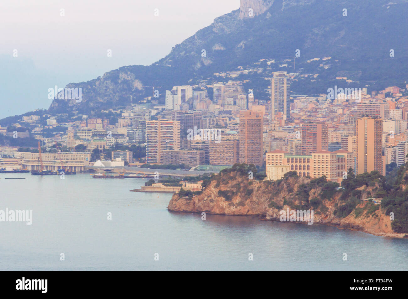 Paläste und Wolkenkratzer von Montecarlo, Fürstentum Monaco kurz nach Sonnenaufgang Stockfoto