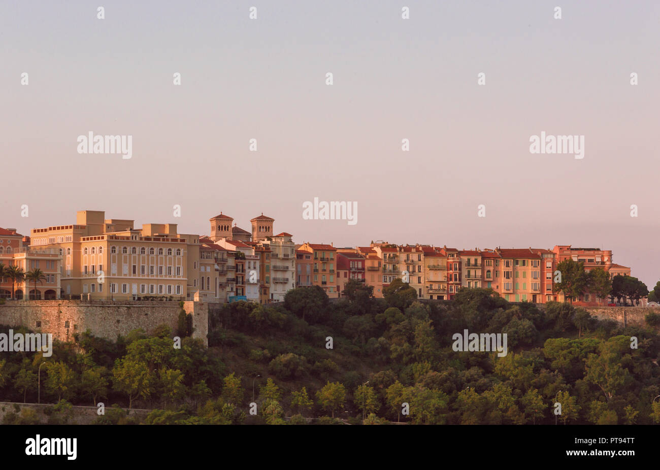 Paläste und Wolkenkratzer von Montecarlo, Fürstentum Monaco kurz nach Sonnenaufgang Stockfoto