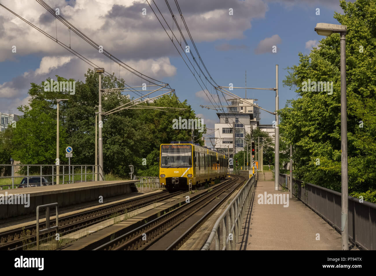 STUTTGART, DEUTSCHLAND - JUNI 01,2018: Dies ist die Straßenbahn Linie U 12, die Antriebe von Duerrlewang zu Stadtteil Hallschlag. Auf diesem Bild ist es in Degerloch. Stockfoto