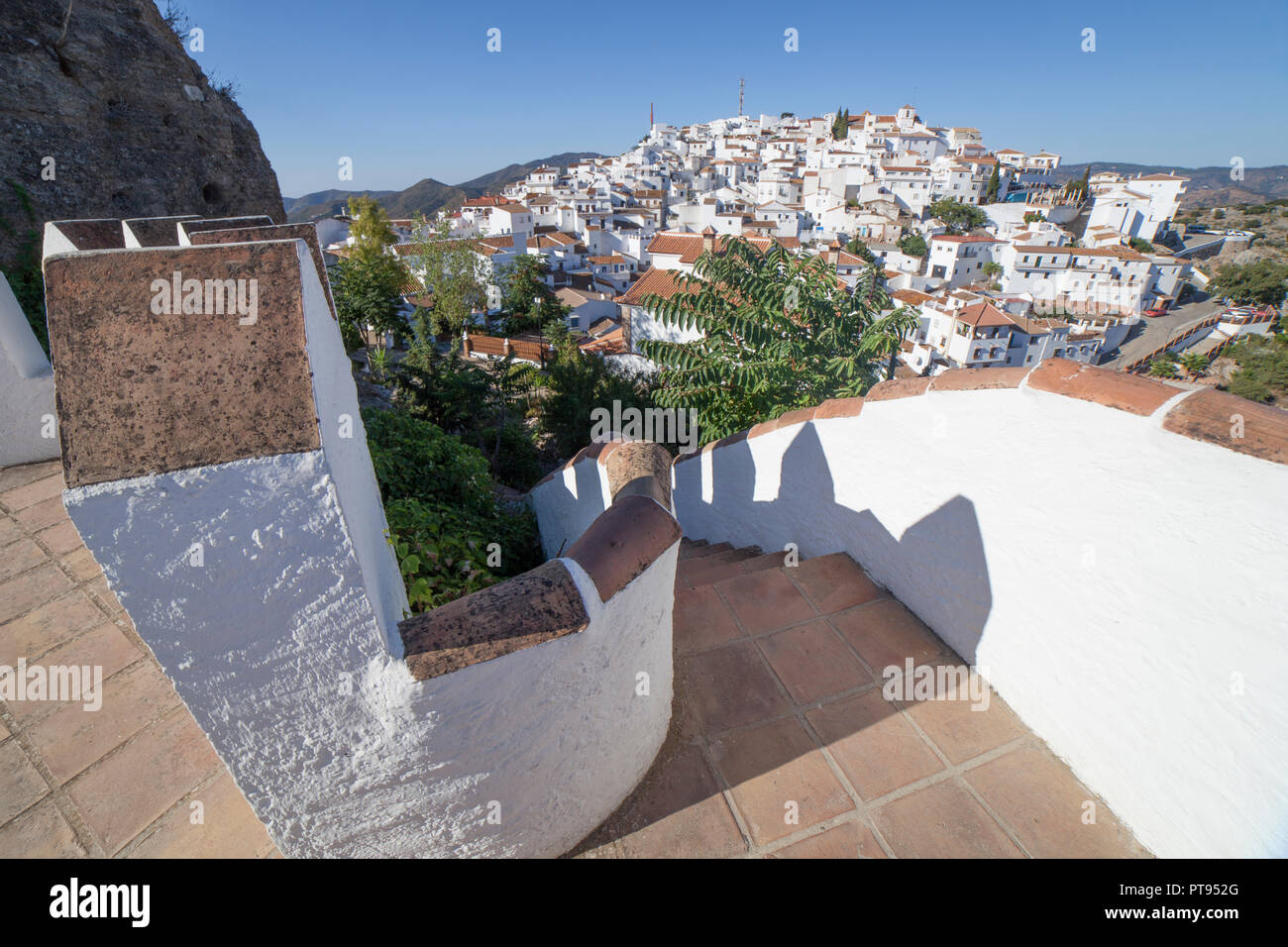Comares Stadtbild. Weißes Dorf auf einem Hügel, Berge von Malaga, Andalusien, Spanien. Panoramaaussicht Stockfoto