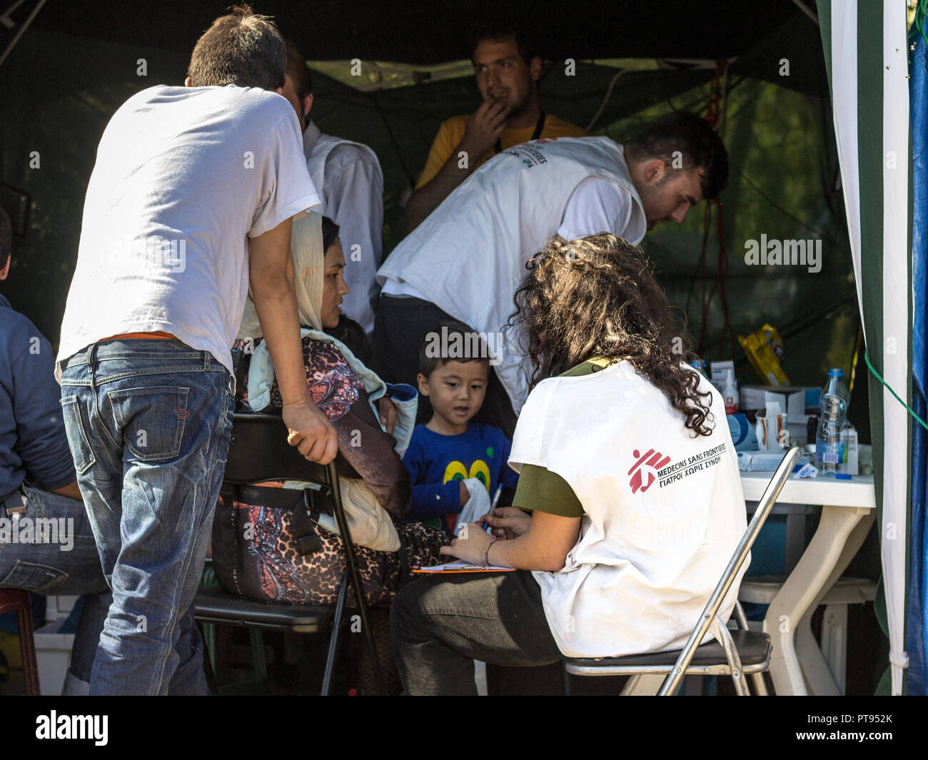 BERKASOVO, Serbien - OKTOBER 3, 2015: Medecins Sans Frontieres Ärzte diskutieren mit einem Flüchtlinge Familie Überschreiten der Grenze zu Kroatien. MSF ist eine NGO pr Stockfoto