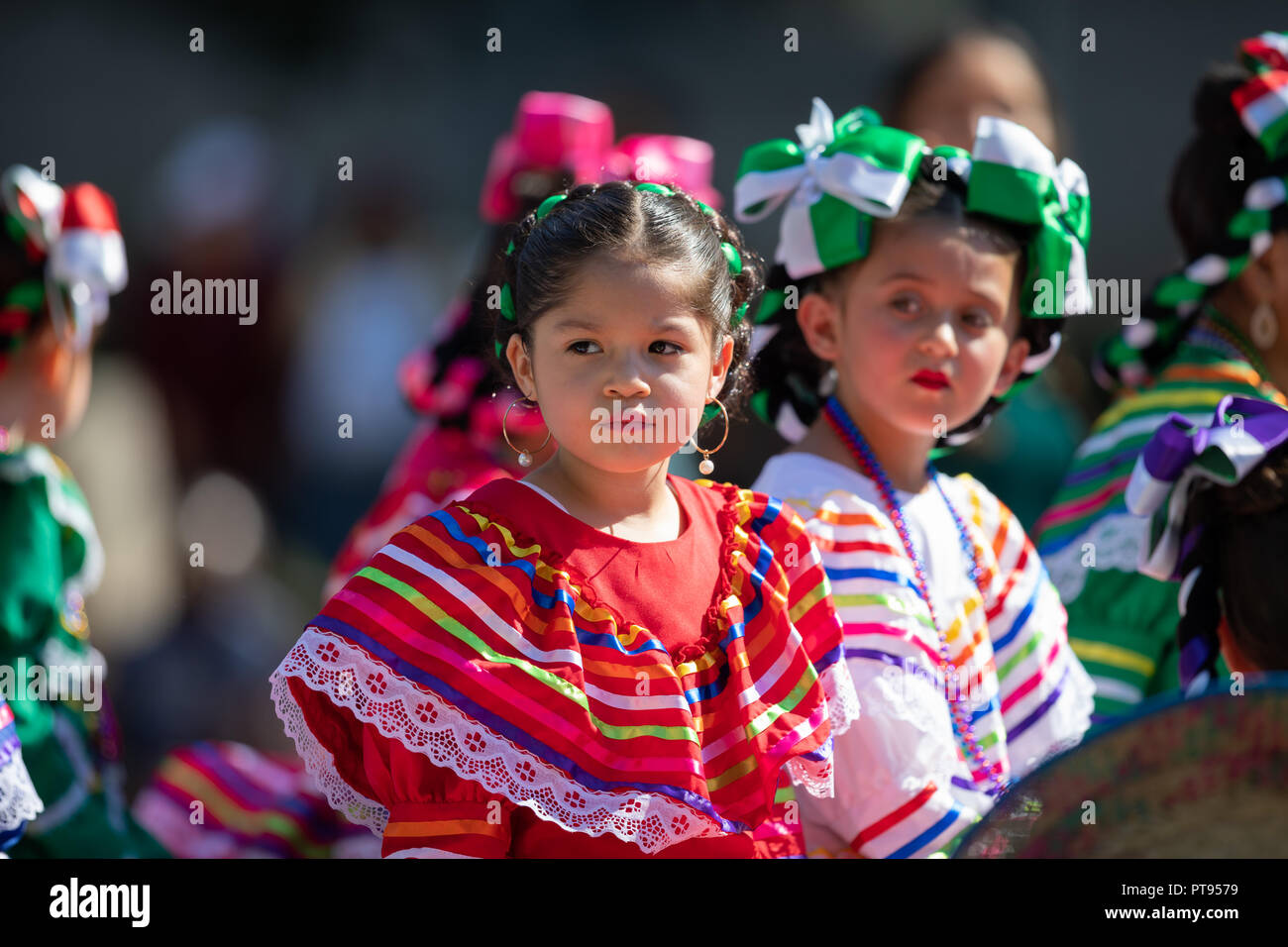 Washington, D.C., USA - 29. September 2018: Die Fiesta DC-Parade, mexikanische Kinder auf einem float tragen traditionelle mexikanische Kleidung Stockfoto