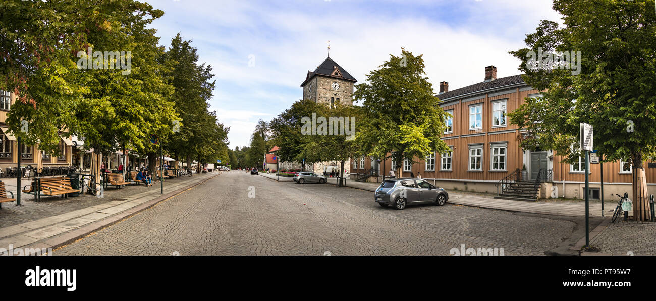 Trondheim, Norwegen - 29. August 2018: Panorama der Senior Center (Hornemansgården Eldres Hus) und den Kongens gate St mit ihren hölzernen Bänken, Tr Stockfoto