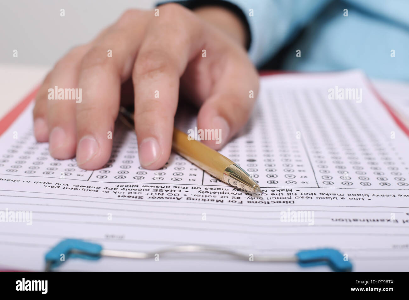 Bild von Hand und Stift auf der OME-Blatt mit Zwischenablage. Stockfoto