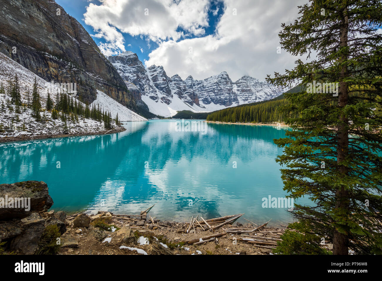 Moraine Lake ist ein Eiszeitlich fed Lake im Banff National Park, 14 km (8,7 mi) außerhalb der Ortschaft Lake Louise, Alberta, Kanada. Stockfoto