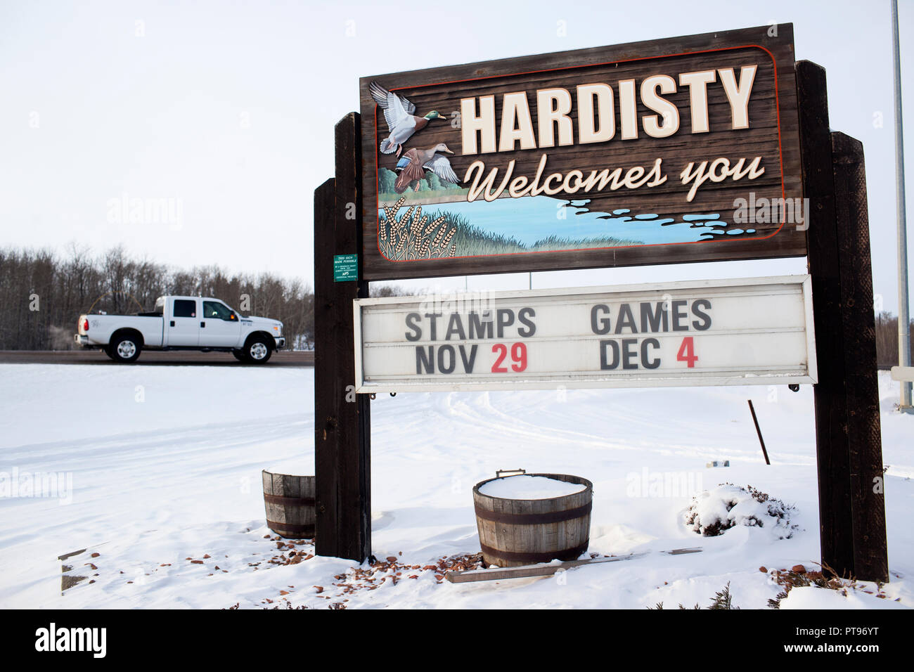 Ein willkommenes Zeichen für Hardisty, Alberta, Kanada am 7. Dezember 2013. Hardisty Terminal 1 ist der Ausgangspunkt der Keystone Pipeline. Bau ist derzeit auf dem TransCanada Hardisty Terminal 2, die den Ausgangspunkt der Keystone XL Pipeline, die Öl aus dem Alberta Oilsands zu den Märkten in den Vereinigten Staaten werden im Gange. Das tanklager Hosts auch Öl Verkehrsmittel für Gibson Energie, Enbridge, EnCana Corporation und Husky Öl. Stockfoto