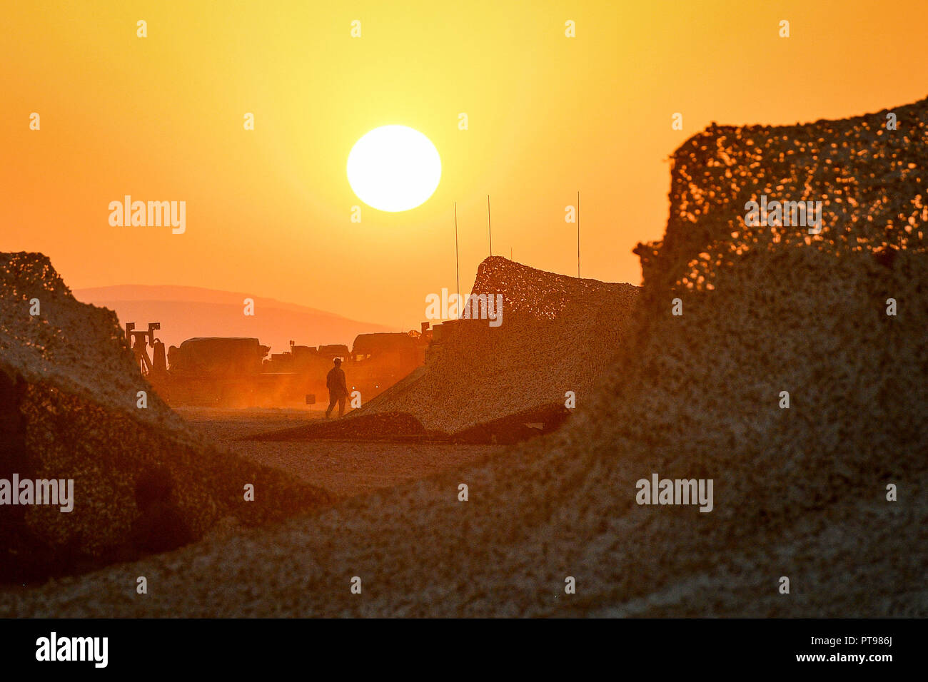 Die Sonne in den Oman Wüste, wo Britische Kräfte sind in einem Monat - lange Übung, Saif Sareea 3. Stockfoto