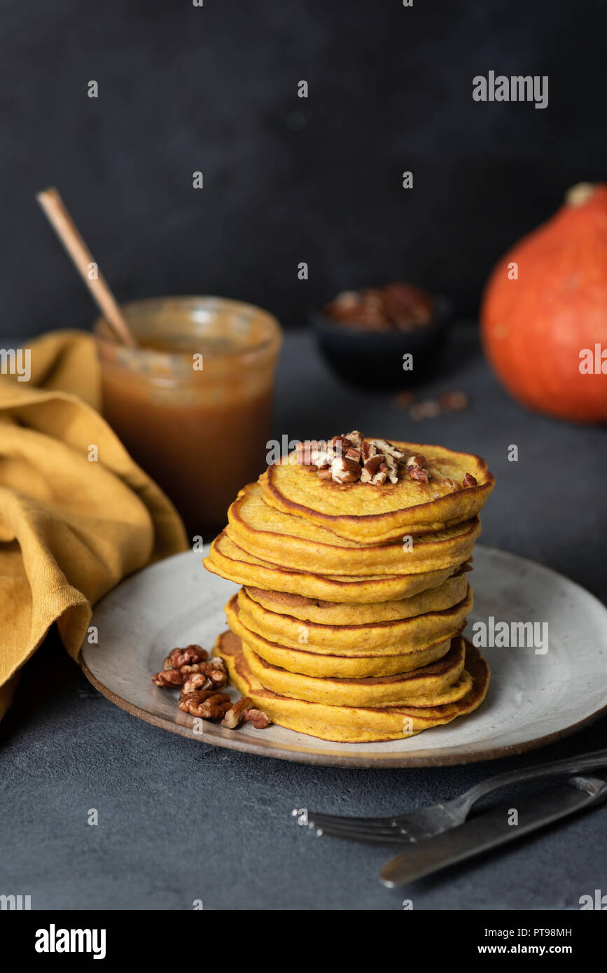 Stapel von leckeren Kürbis Pfannkuchen mit Pekannüssen und gesalzen Karamellsauce. Selektiver Fokus Stockfoto