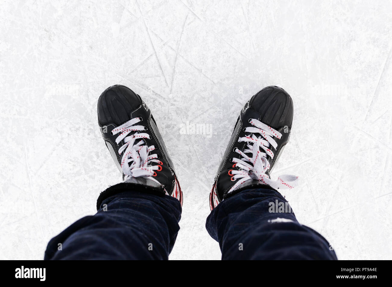 Man hockey Skates auf Eis Hintergrund. Leute Eislaufen auf der Eisbahn. Wochenende Unterhaltung im Winter im Freien. Stockfoto