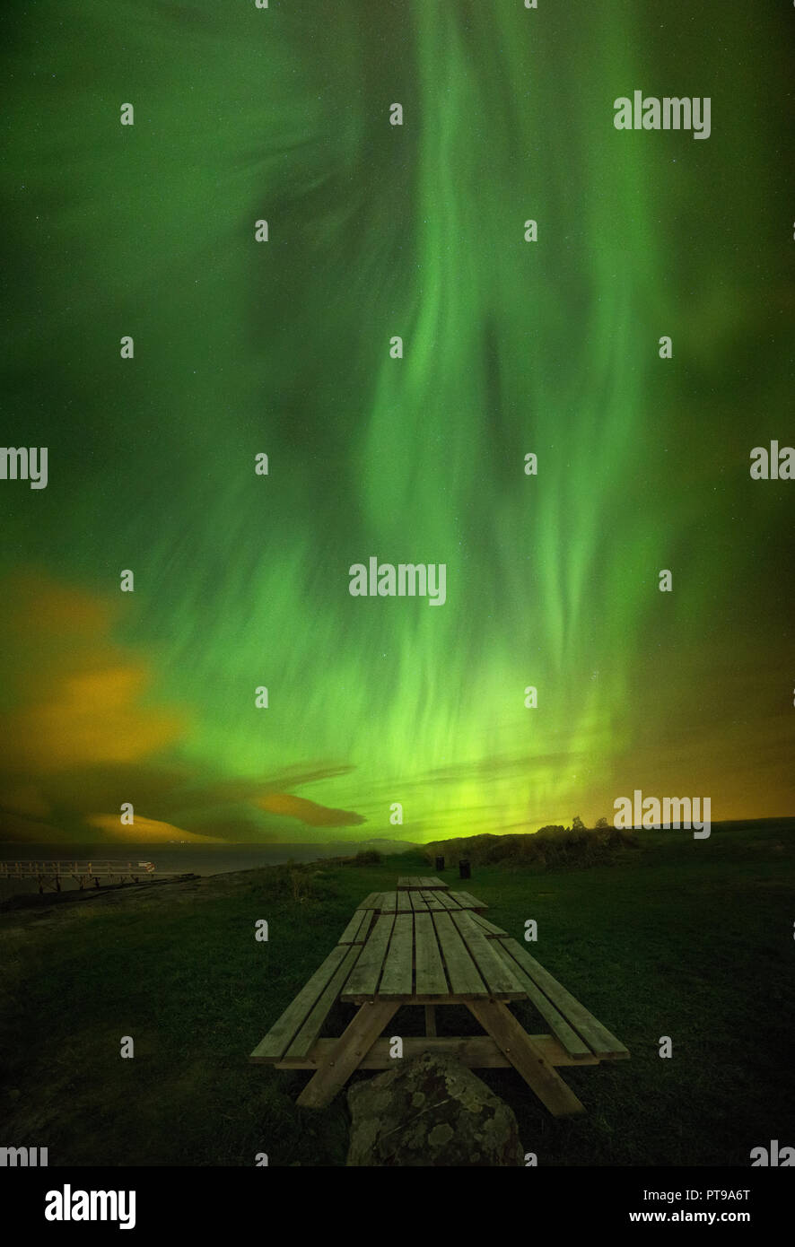Picknick Tisch unter dem Nachthimmel mit Tanz Aurora Borealis. Strand, Ranheim Norwegen. Stockfoto