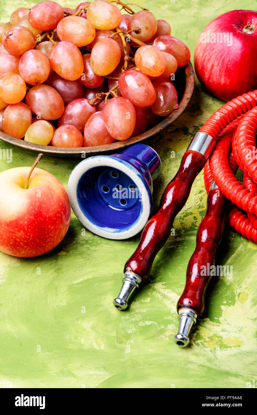 Türkische rauchen Shisha mit Geschmack einer Frucht Mischung aus Weintrauben und Äpfel. Shisha Konzept. Frucht Geschmack der Shisha. Stockfoto