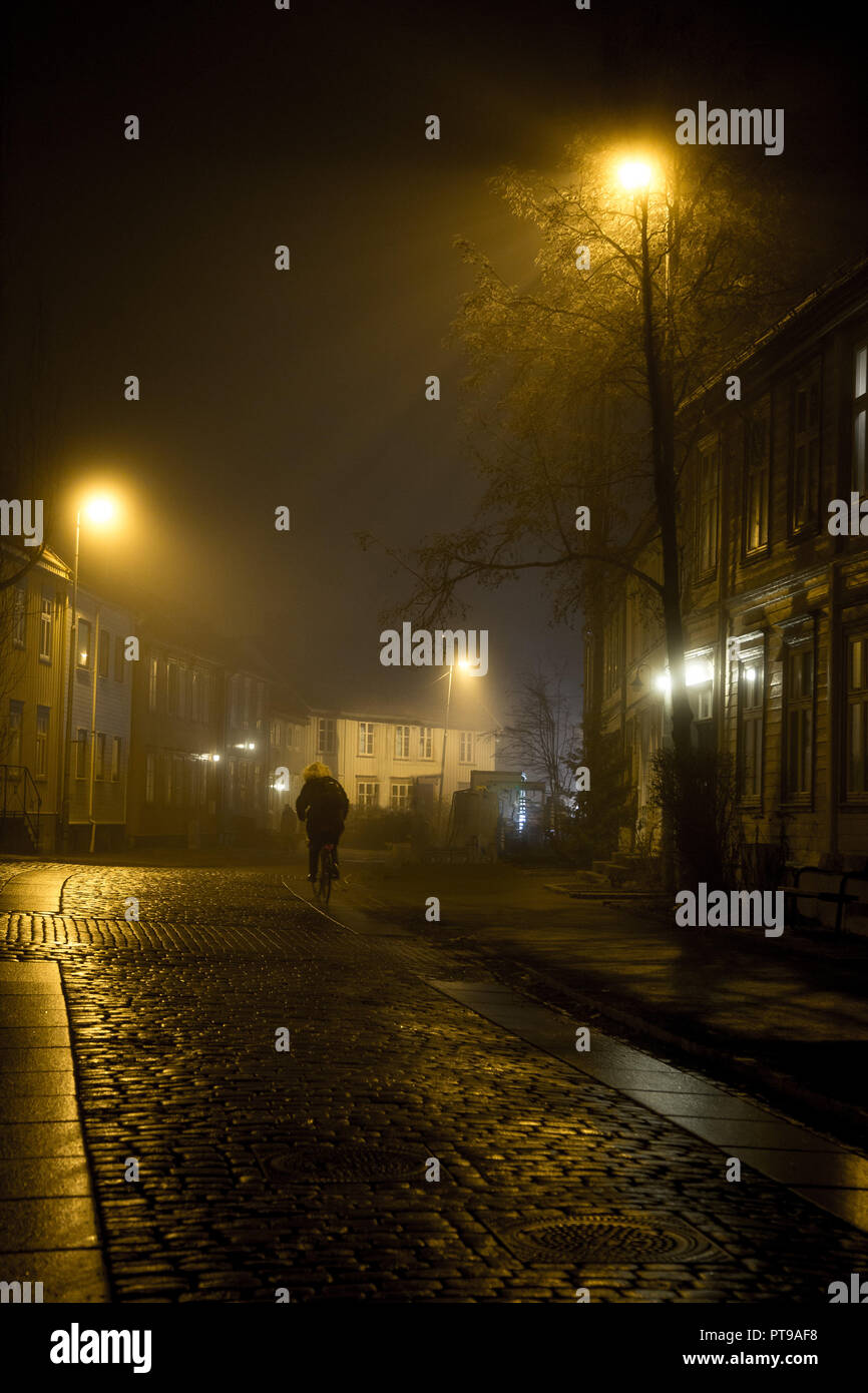 Moody, neblige Nacht in Baklandet Straße, Altstadt Teil in Trondheim, Norwegen. Stockfoto