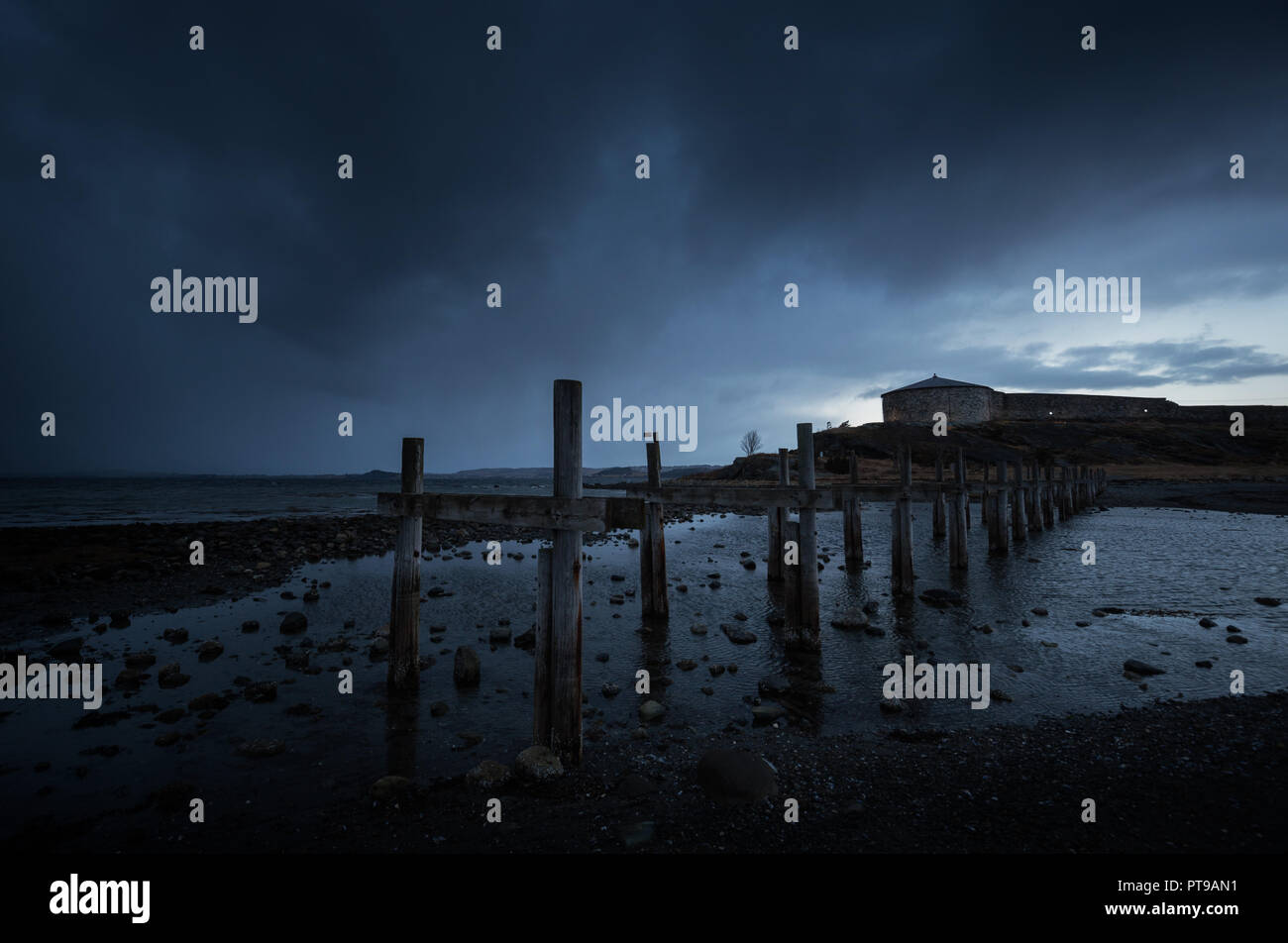 Dunkle Wolken über Steinvikholmen Castle in der Nähe von Skatval. Norwegen. Stockfoto