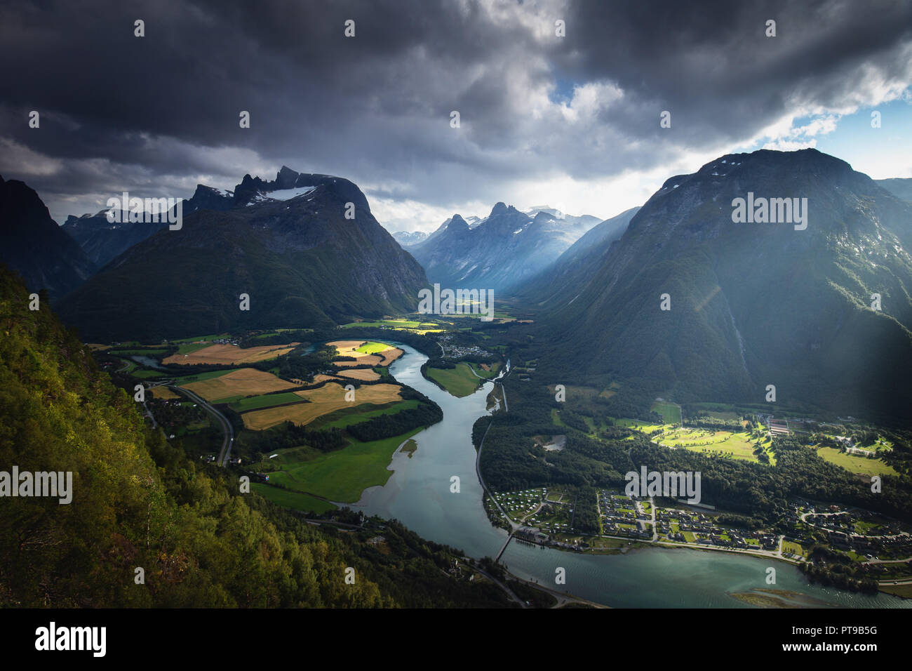 Epische Blick vom romsdalstrappa Sicht auf Tal Romsdalen, Fluss Rauma und Isterdalen Tal in einem weit. Norwegen Bergen, Norwegen. Stockfoto