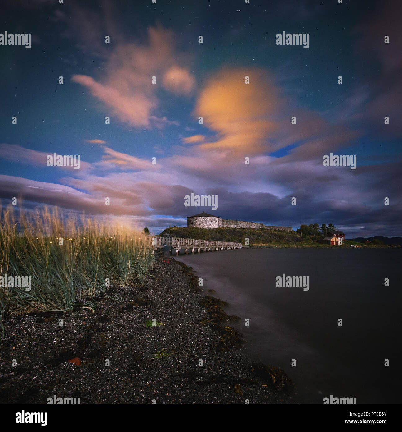Nachthimmel mit Aurora und Wolken über Steinvikholmen Schloss, in der Nähe von Skatval Stjørdal, Norwegen. Stockfoto