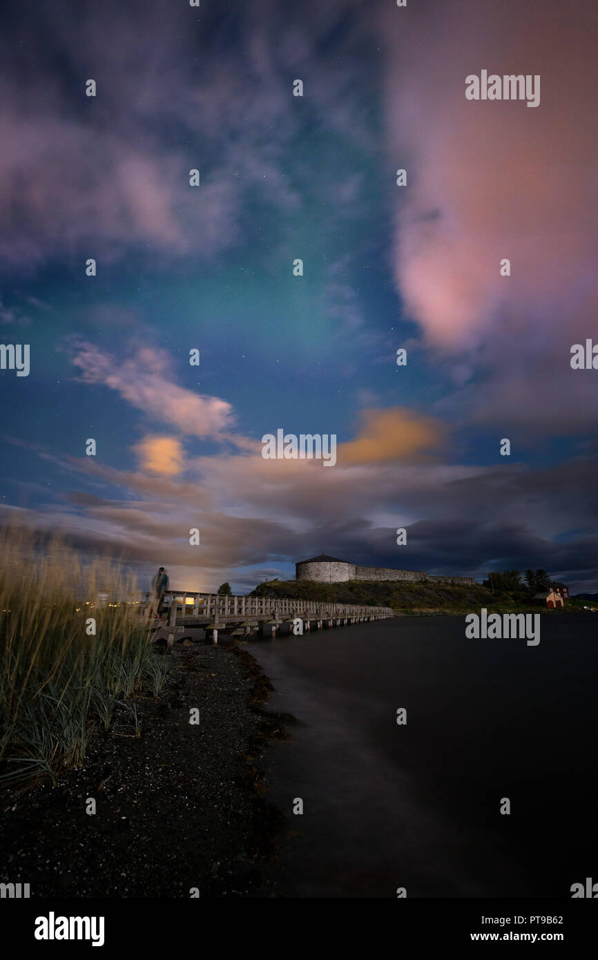 Nachthimmel mit Aurora und Wolken über Steinvikholmen Schloss, in der Nähe von Skatval Stjørdal, Norwegen. Stockfoto