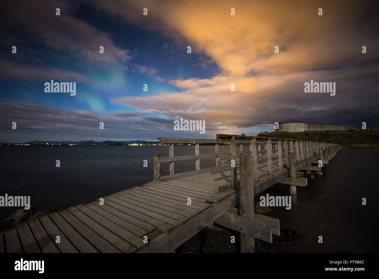 Nachthimmel mit Aurora und Wolken über Steinvikholmen Schloss, in der Nähe von Skatval Stjørdal, Norwegen. Stockfoto